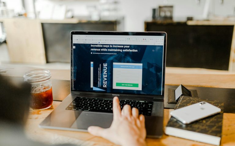 Bedriftseier setter opp nytt regnskapsprogram på laptop