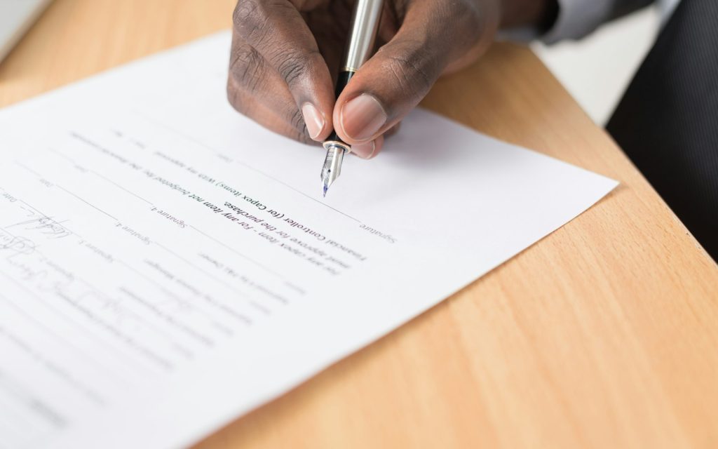 Første ansatt? Slik kjører du lønn riktig fra første måned Arbeidsavtale signeres for første ansatt